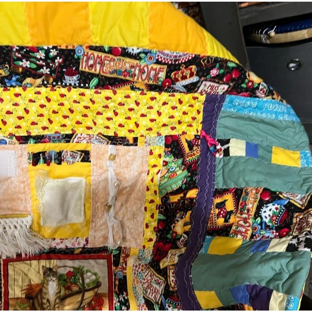 Lap quilt with fidget mat in center